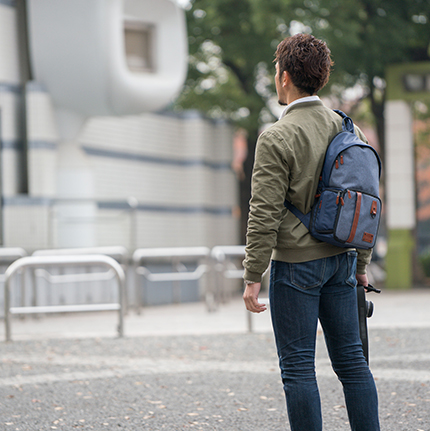 プロカメラマンが 現場で感じてきた、「もうちょっとこういう機能が欲しいな。。」という要望をフルに詰め込んだ多機能モデル。